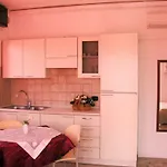 Affitta Elena Colà